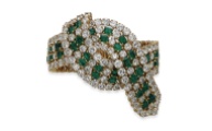 Bracelet ruban sur quatre rangs en émeraudes et diamants, vendu en lot avec la montre, bague, collier et boucles d'oreilles. Estimation: 140 000-170 000 euros.